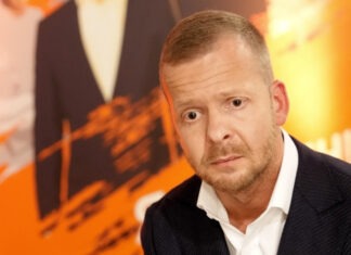 «Нас больше»: Кандидат в мэры Риги кричал на русском и показал неприличный жест в Сейме | ВИДЕО