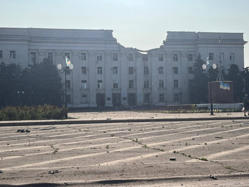 Оккупанты авиабомбами уничтожили здание Херсонской ОГА | ФОТО