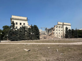 Оккупанты авиабомбами уничтожили здание Херсонской ОГА | ФОТО