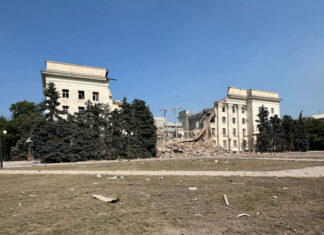 Оккупанты авиабомбами уничтожили здание Херсонской ОГА | ФОТО