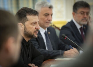 Опрос: Рейтинг доверия к Зеленскому снизился до 65%