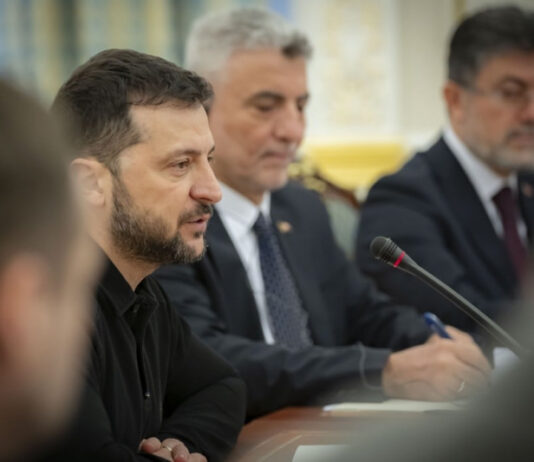 Опрос: Рейтинг доверия к Зеленскому снизился до 65%