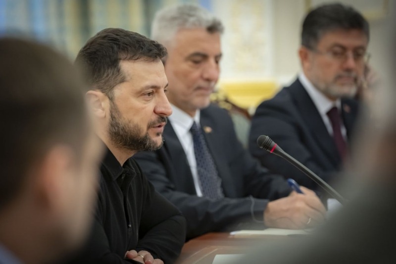 Опрос: Рейтинг доверия к Зеленскому снизился до 65%