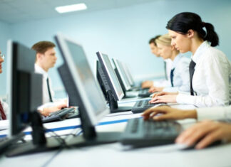 Польша внедряет 4-дневную рабочую неделю: почему государству выгодно, чтобы люди работали меньше