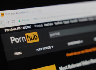 Pornhub приостанавливает работу во Франции в знак протеста против мер по проверке возраста
