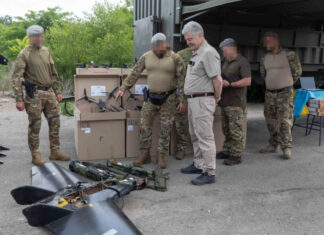 Порошенко похвастался трофеем с фронта. Это оказался украинский БПЛА