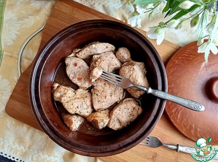 Пряные медальоны с капустным салатом