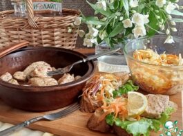 Пряные медальоны с капустным салатом