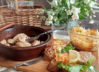 Пряные медальоны с капустным салатом