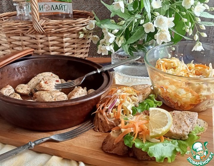 Пряные медальоны с капустным салатом
