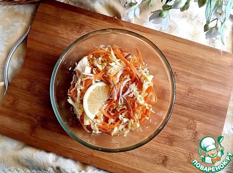 Пряные медальоны с капустным салатом