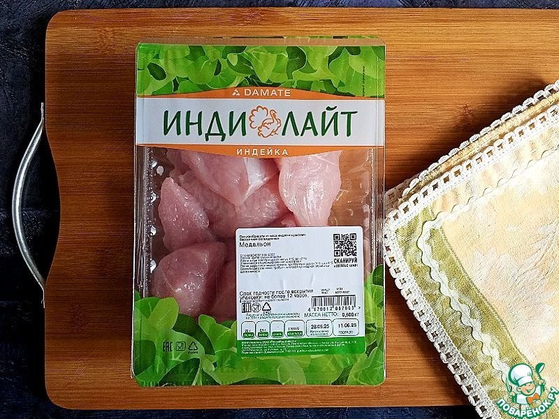 Пряные медальоны с капустным салатом