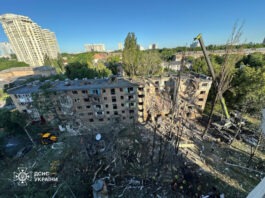 Россия атаковала Украину ракетами и дронами. В Киеве разрушен подъезд многоэтажки