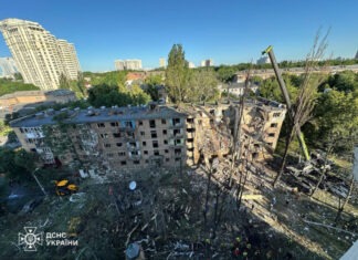 Россия атаковала Украину ракетами и дронами. В Киеве разрушен подъезд многоэтажки