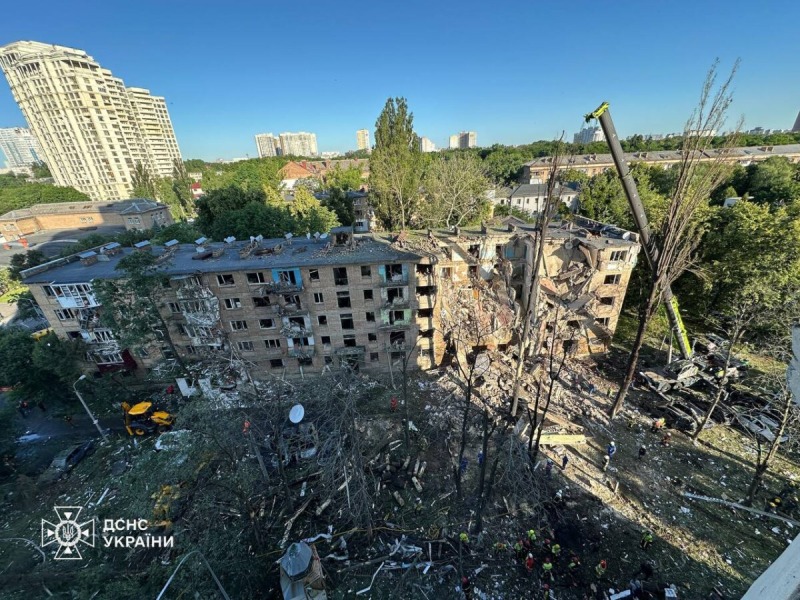 Россия атаковала Украину ракетами и дронами. В Киеве разрушен подъезд многоэтажки