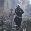Россия атаковала Украину ракетами и дронами. В Киеве разрушен подъезд многоэтажки
