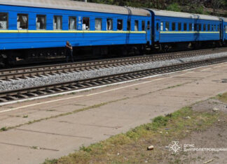 Россия ударила баллистикой по Днепру: поврежден поезд Одесса — Запорожье | ФОТО | ВИДЕО