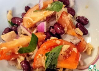 Салат из тунца, фасоли и помидоров