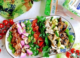 Салат Кобб с индейкой и шампиньонами