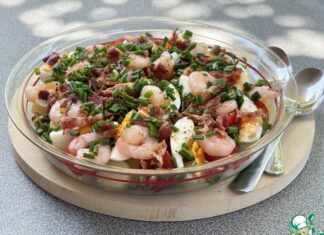 Салат с картофелем, креветками и беконом
