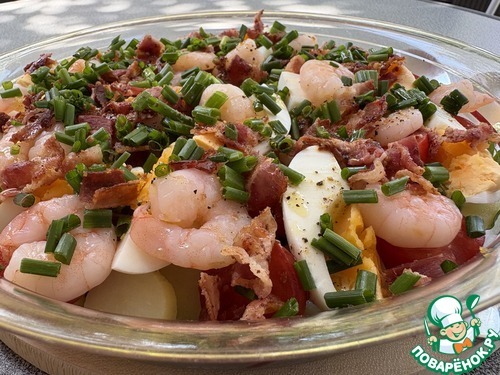 Салат с картофелем, креветками и беконом