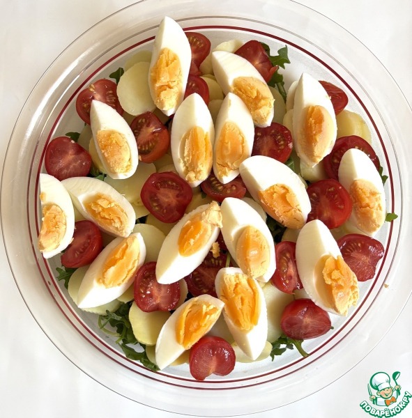 Салат с картофелем, креветками и беконом