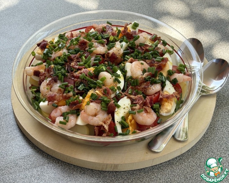 Салат с картофелем, креветками и беконом