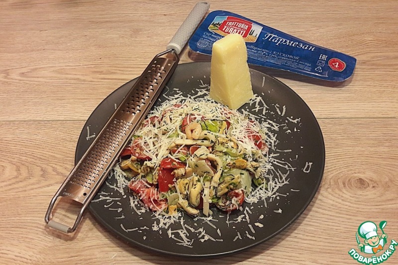 Салат с коктейлем из рассольных морепродуктов