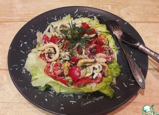 Салат с коктейлем из рассольных морепродуктов