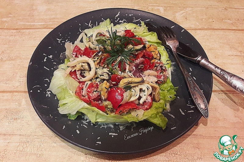 Салат с коктейлем из рассольных морепродуктов