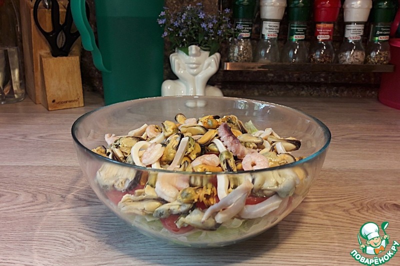 Салат с коктейлем из рассольных морепродуктов