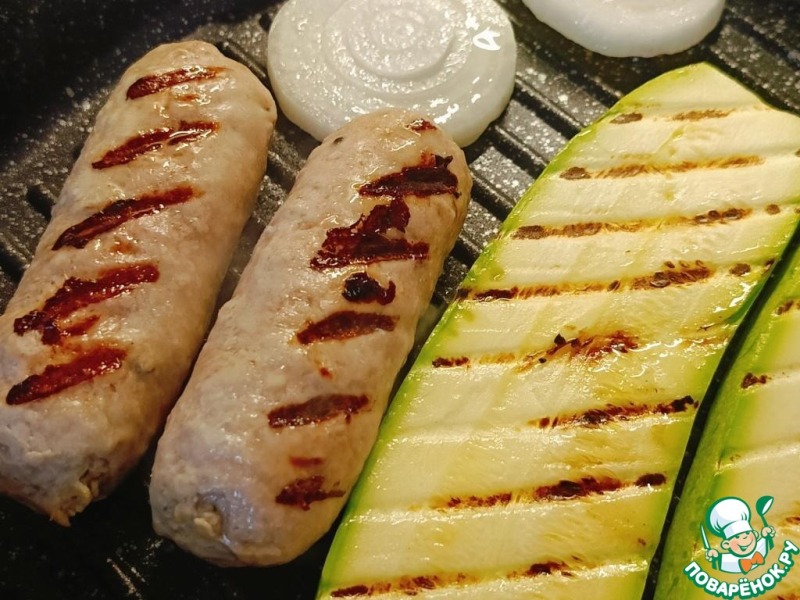 Салат с купатами и острой морковью