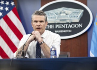 СМИ: Белый дом не может найти квалифицированных людей, готовых работать на Хегсета