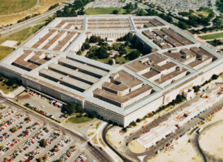 СМИ: Пентагон уволил помощников Хегсета из-за лжи экс-чиновника DOGE