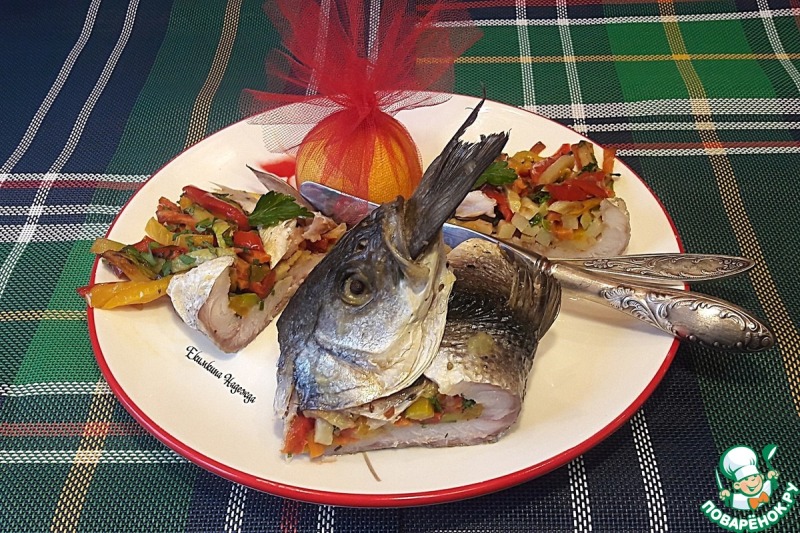 Сочный сибас, запеченный с овощами
