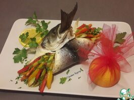 Сочный сибас, запеченный с овощами