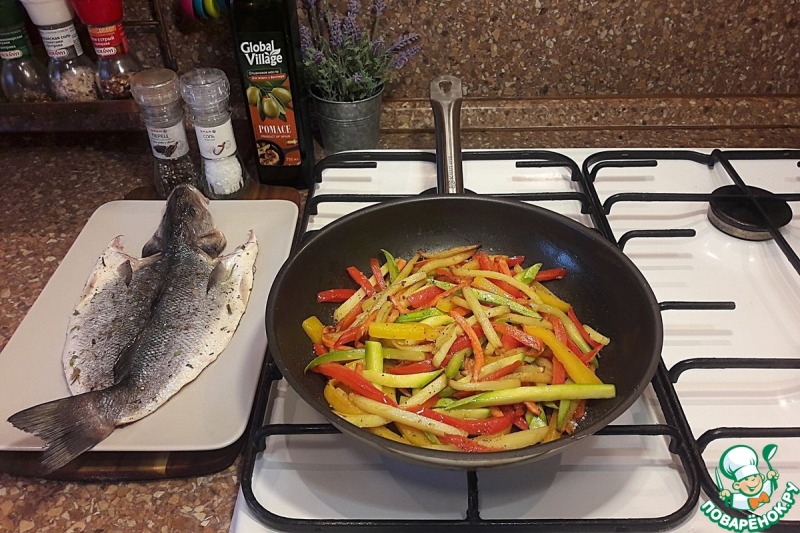 Сочный сибас, запеченный с овощами
