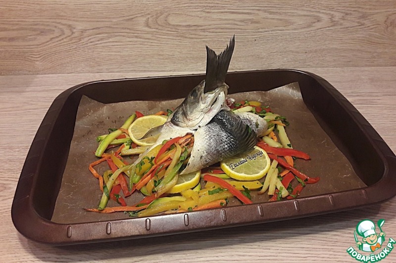 Сочный сибас, запеченный с овощами