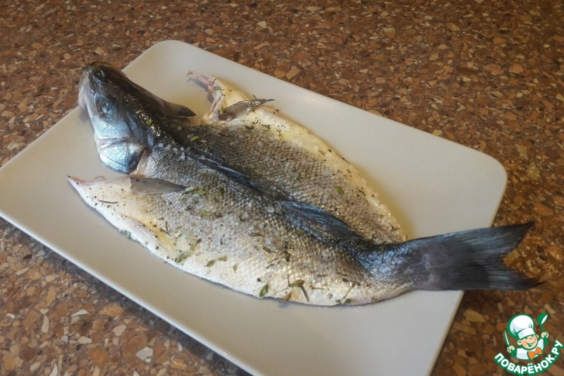 Сочный сибас, запеченный с овощами