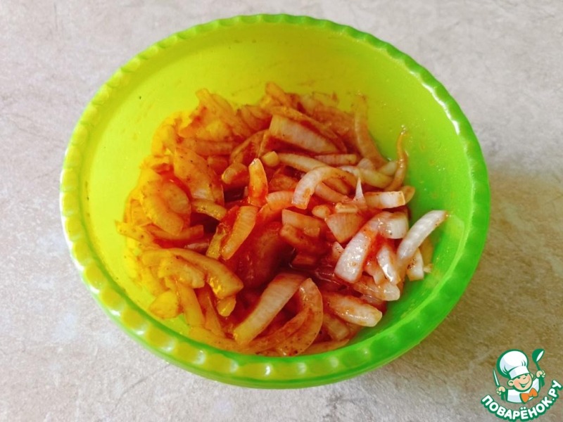 Сосиски с маринованными яйцами и луком