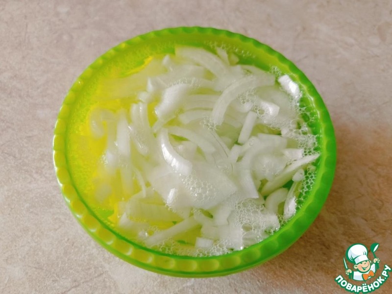 Сосиски с маринованными яйцами и луком