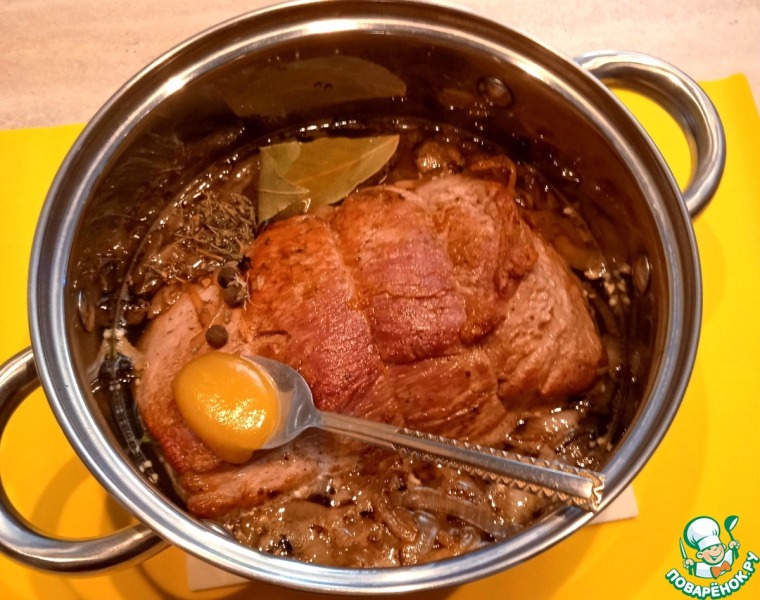 Свиная лопатка тушёная
