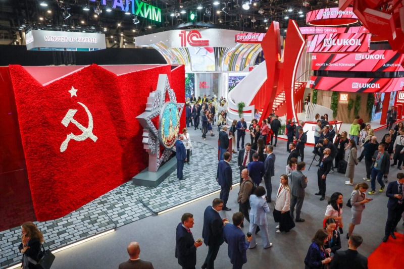 Tank вместо Mercedes: Экономический форум стал символом изоляции России