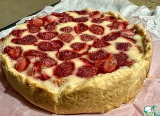 Тарт с клубникой и сметанной заливкой