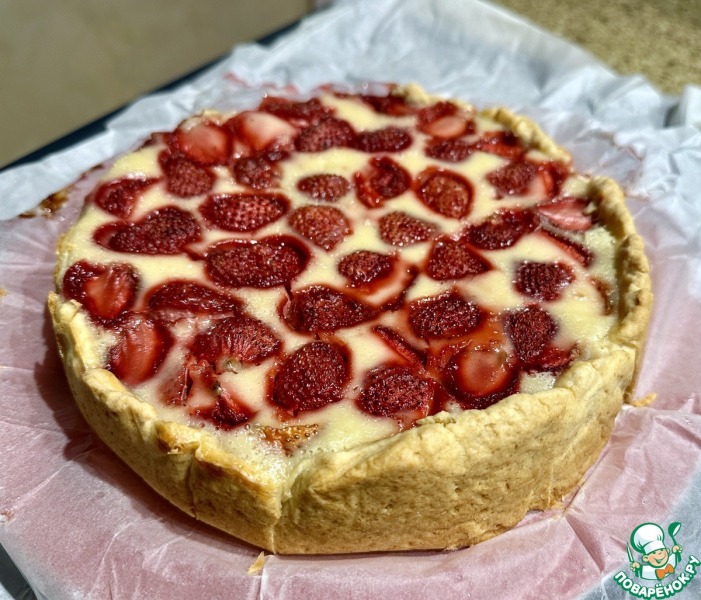 Тарт с клубникой и сметанной заливкой