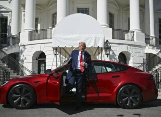 Трамп планирует избавиться от своей красной Tesla