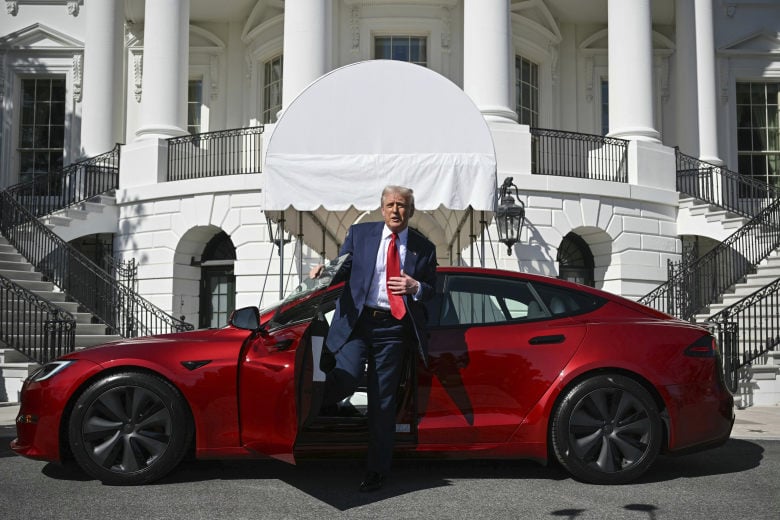 Трамп планирует избавиться от своей красной Tesla