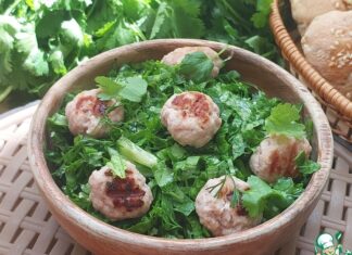 Травяной салат с огурцом и мини-котлетками