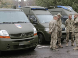 В Киеве двое мобилизованных попытались сбежать из автомобиля ТЦК во время движения, один погиб
