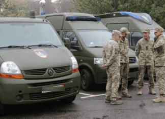 В Киеве двое мобилизованных попытались сбежать из автомобиля ТЦК во время движения, один погиб